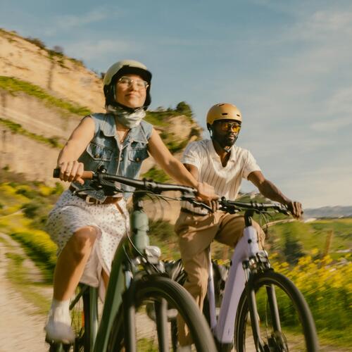 Nicolas répare un vélo électrique O2 Feel