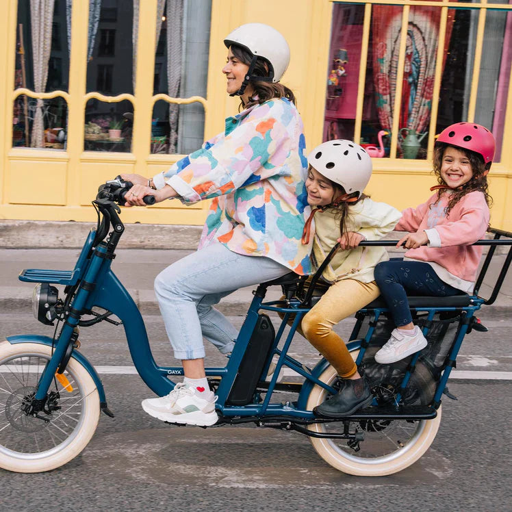 Nicolas répare un vélo électrique O2 Feel