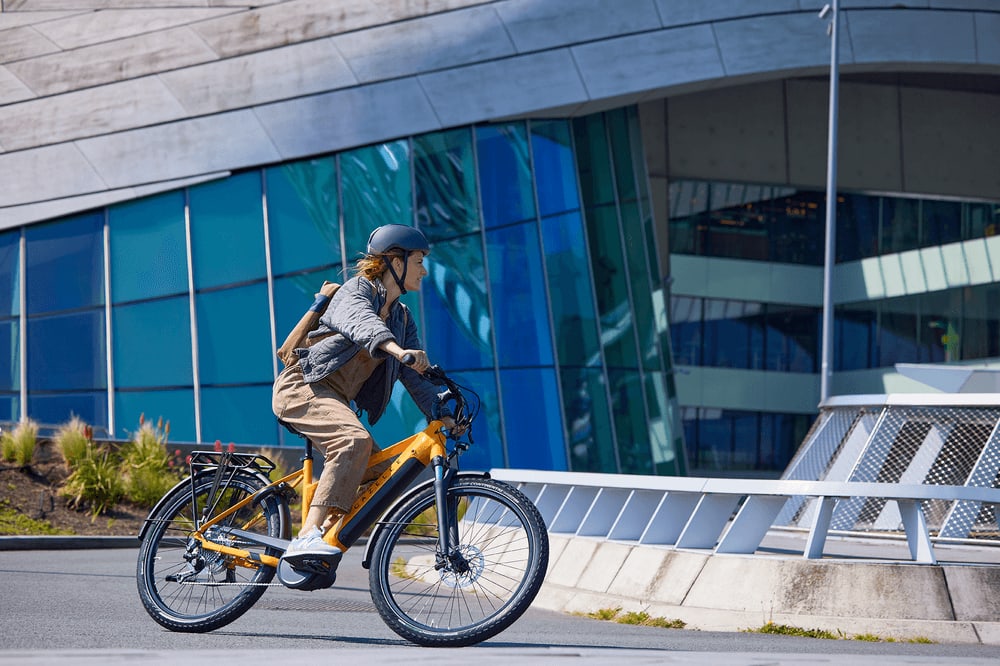 Nicolas répare un vélo électrique O2 Feel