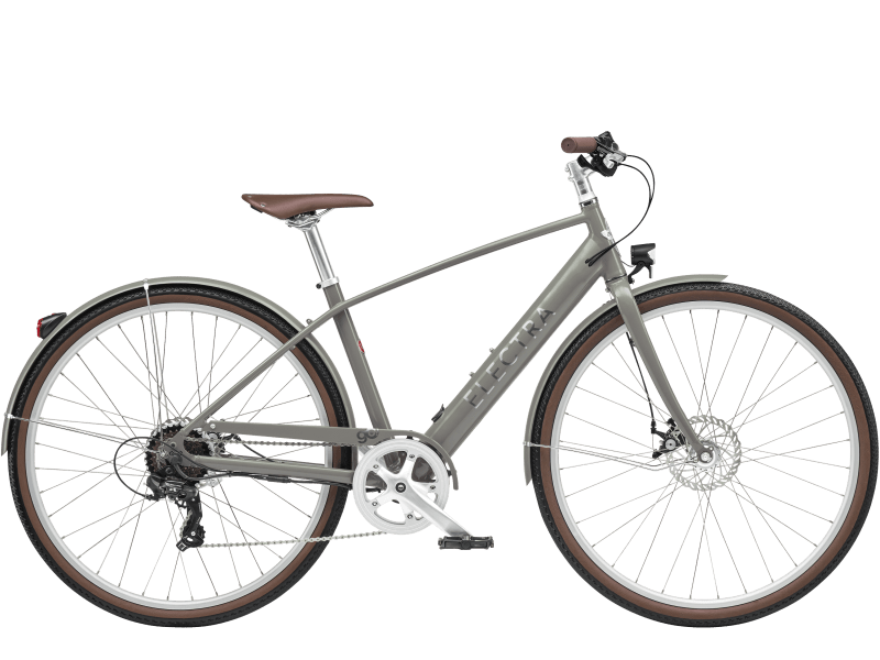 Nicolas répare un vélo électrique O2 Feel