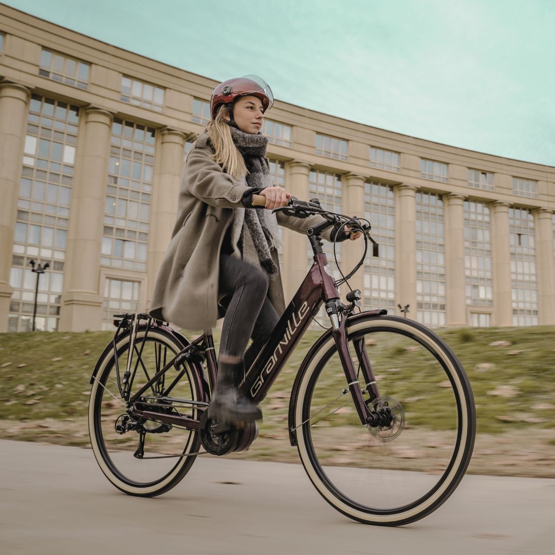 Nicolas répare un vélo électrique O2 Feel