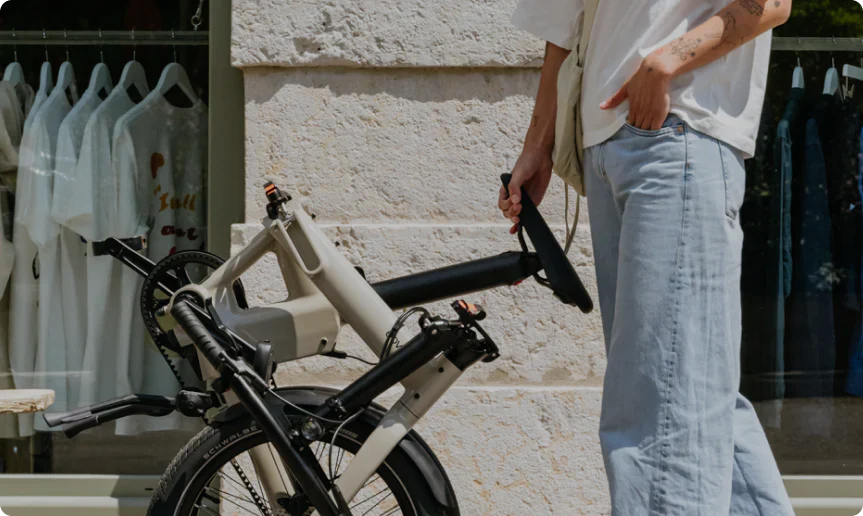 Nicolas répare un vélo électrique O2 Feel