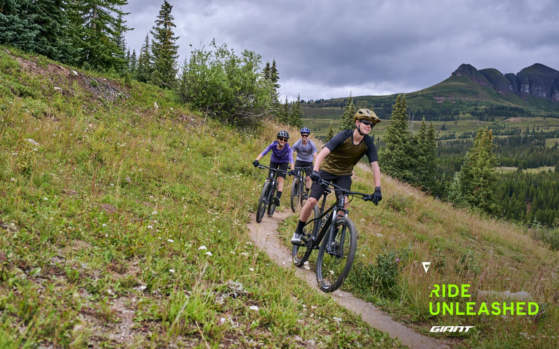 Nicolas répare un vélo électrique O2 Feel
