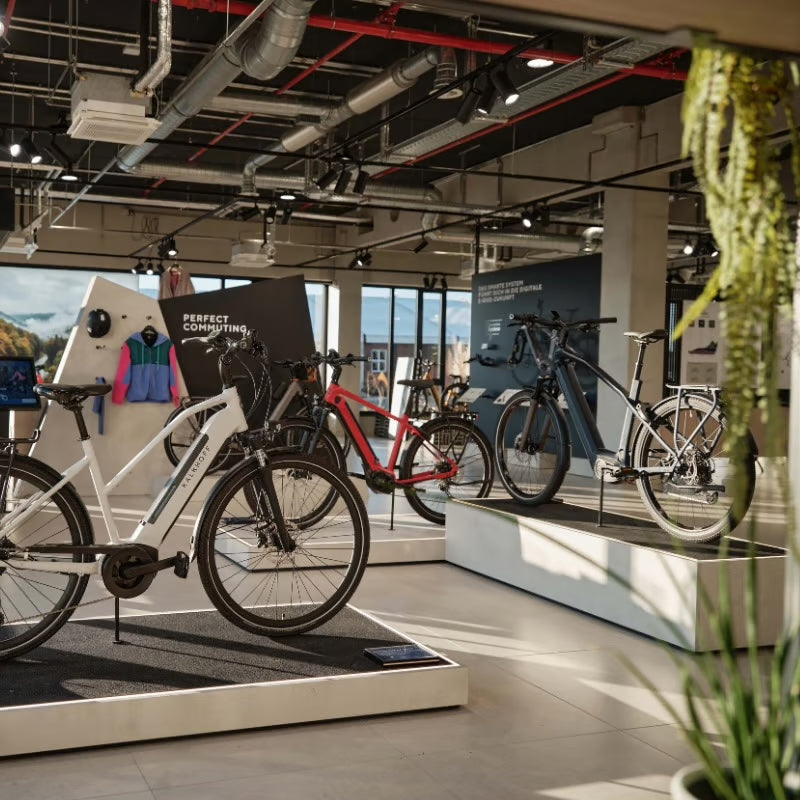 Nicolas répare un vélo électrique O2 Feel