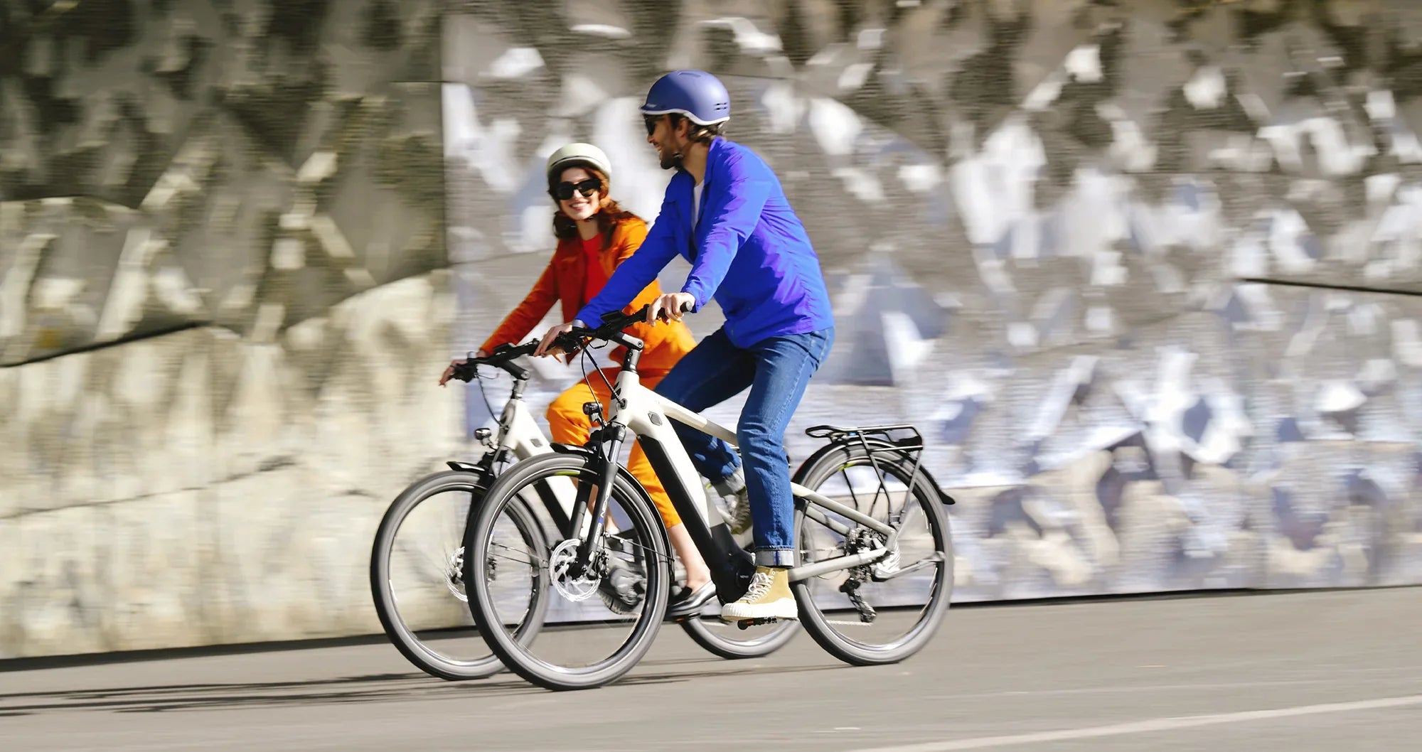 Nicolas répare un vélo électrique O2 Feel