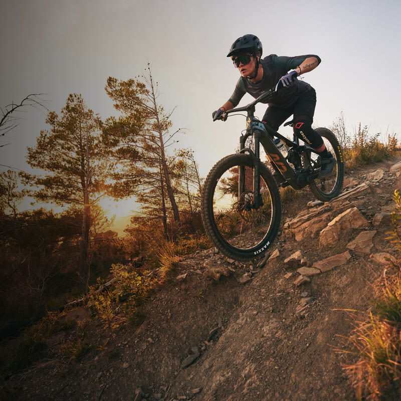 Nicolas répare un vélo électrique O2 Feel
