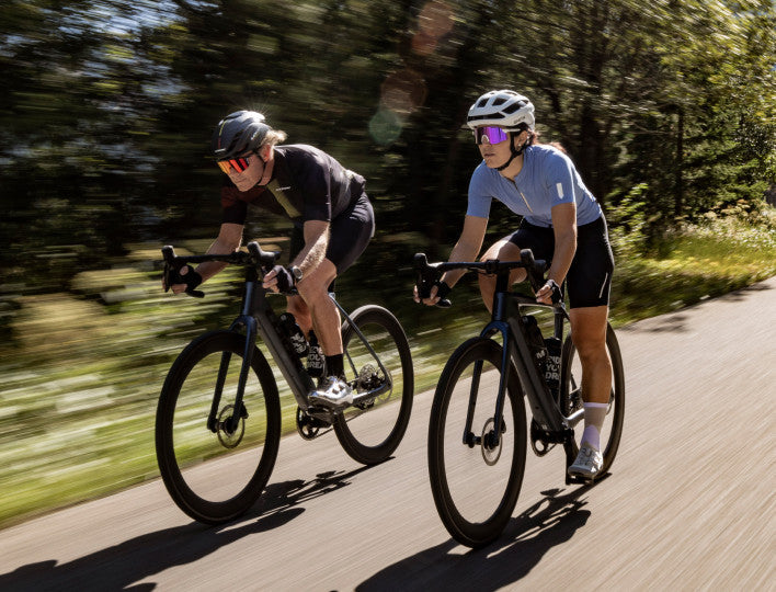 Nicolas répare un vélo électrique O2 Feel