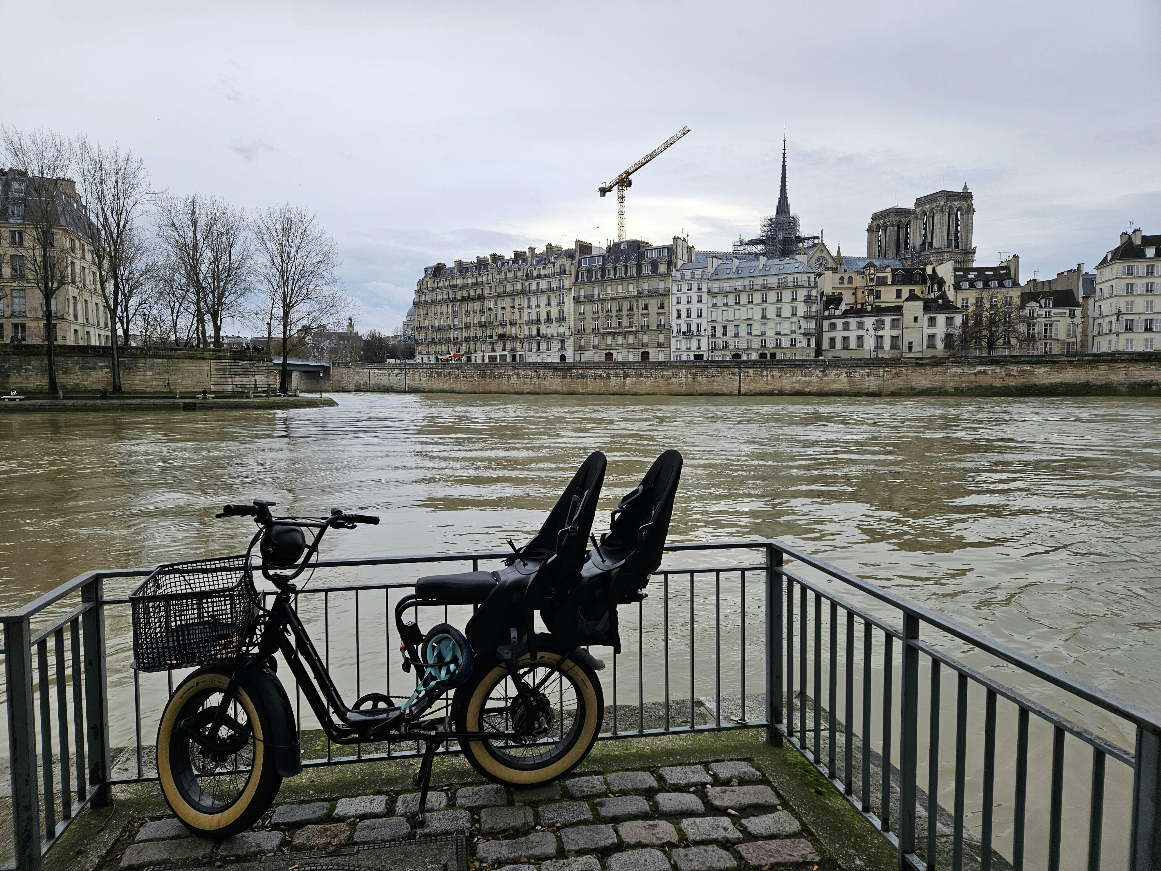 Nicolas répare un vélo électrique O2 Feel