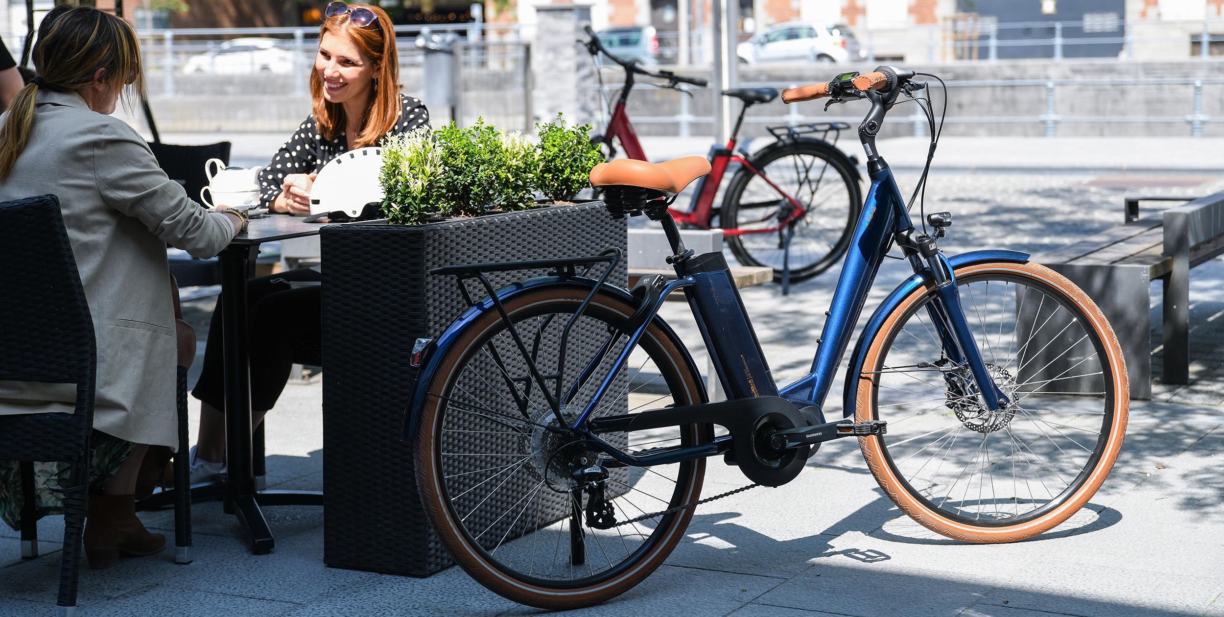 Nicolas répare un vélo électrique O2 Feel