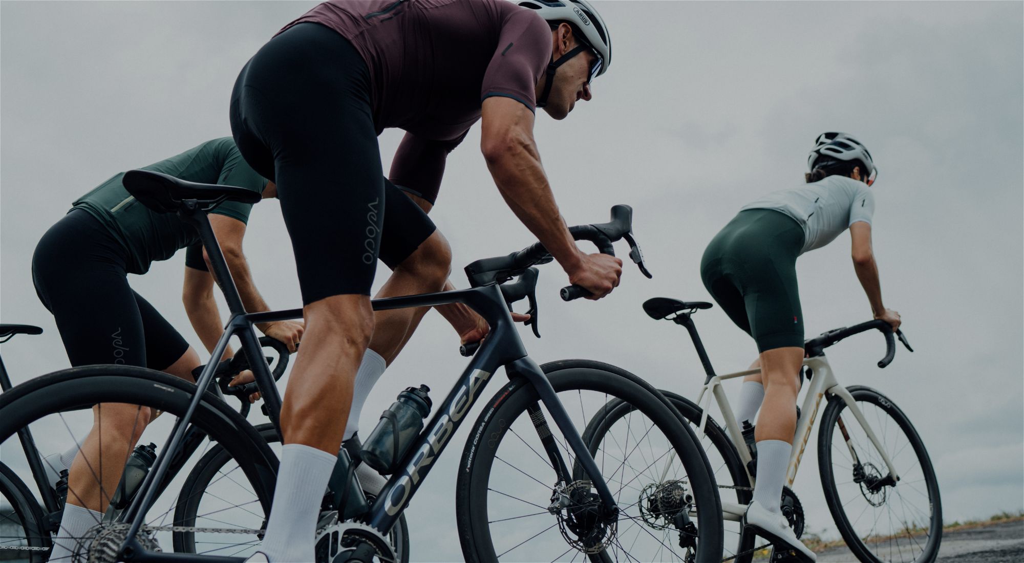 Nicolas répare un vélo électrique O2 Feel