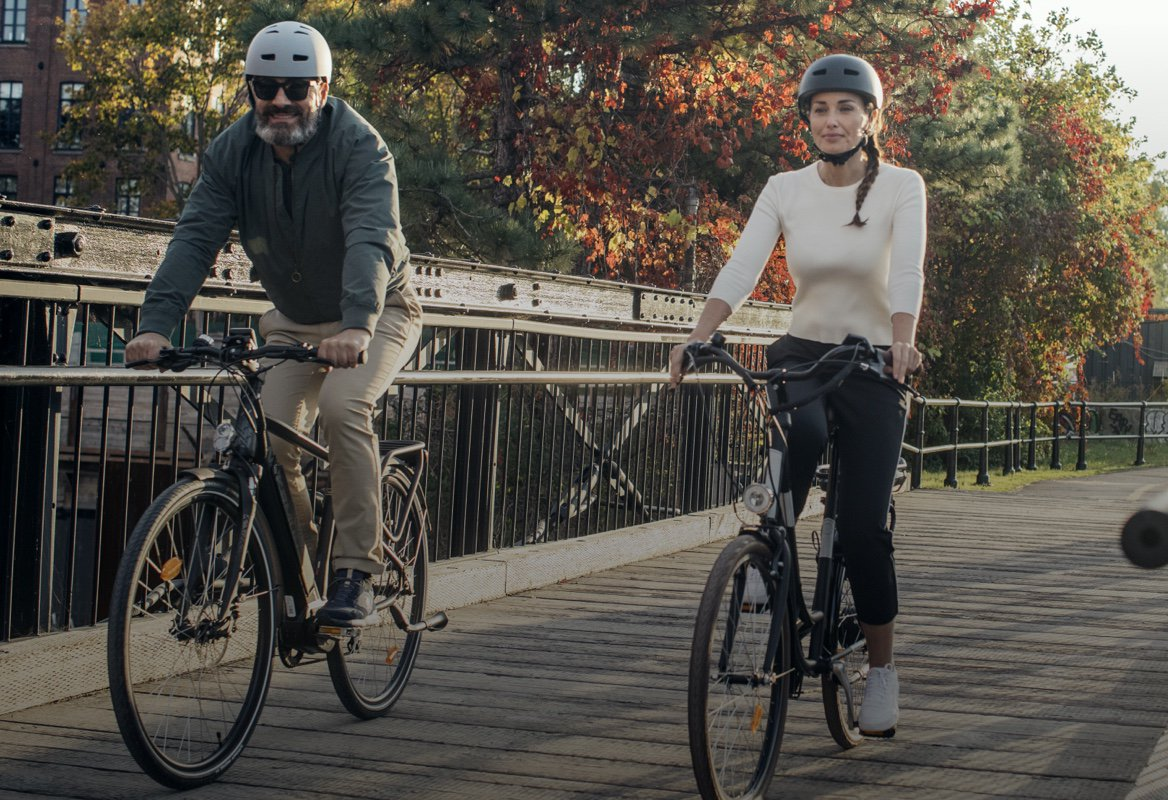 Nicolas répare un vélo électrique O2 Feel