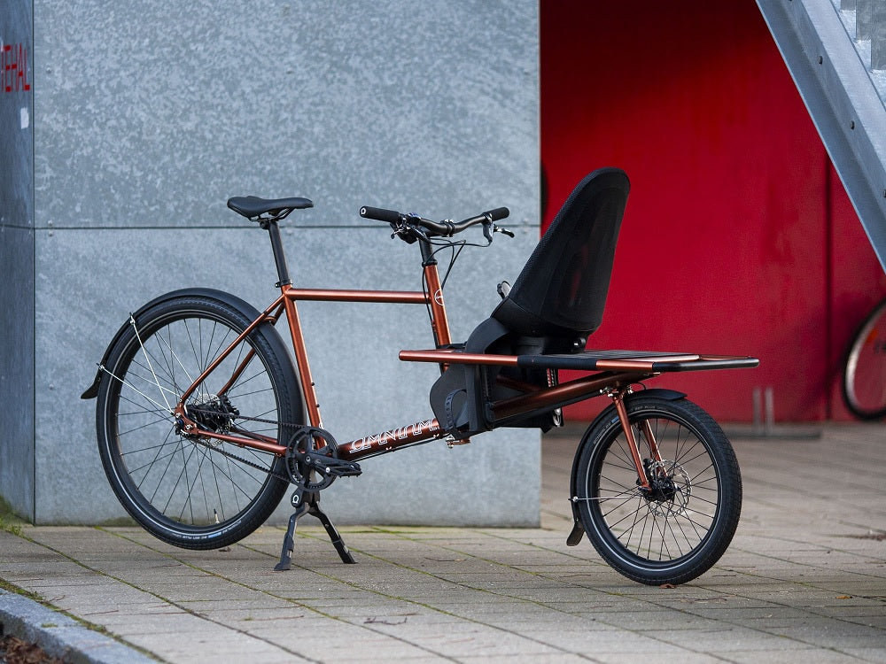 Nicolas répare un vélo électrique O2 Feel