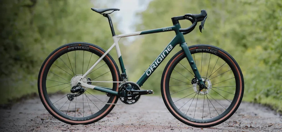 Nicolas répare un vélo électrique O2 Feel