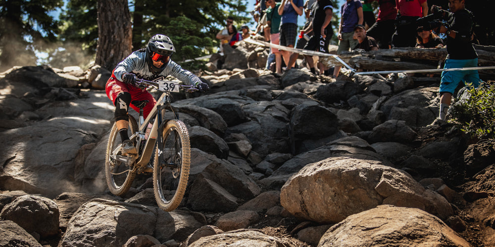 Nicolas répare un vélo électrique O2 Feel