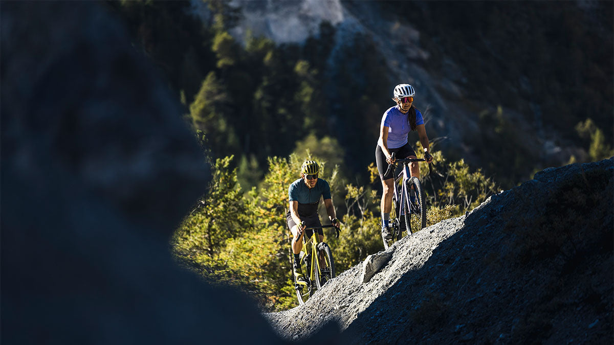 Nicolas répare un vélo électrique O2 Feel