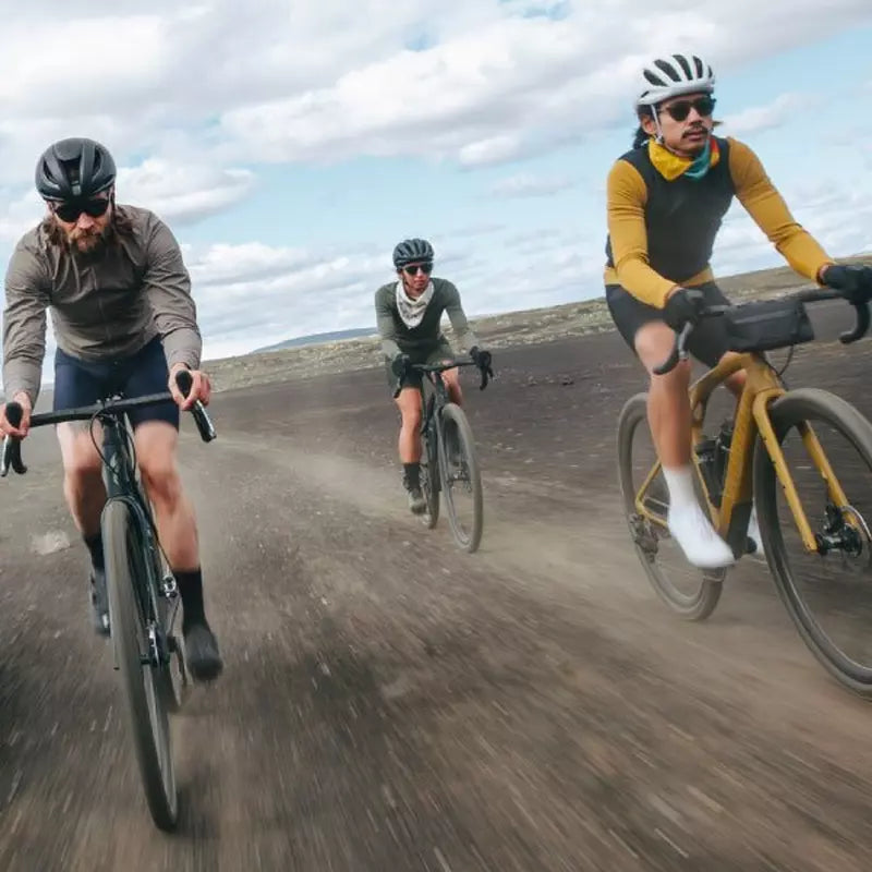 Nicolas répare un vélo électrique O2 Feel