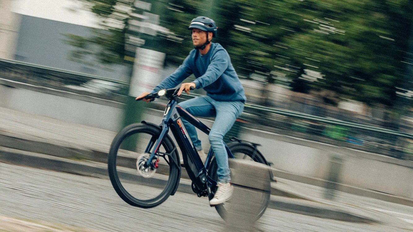 Nicolas répare un vélo électrique O2 Feel