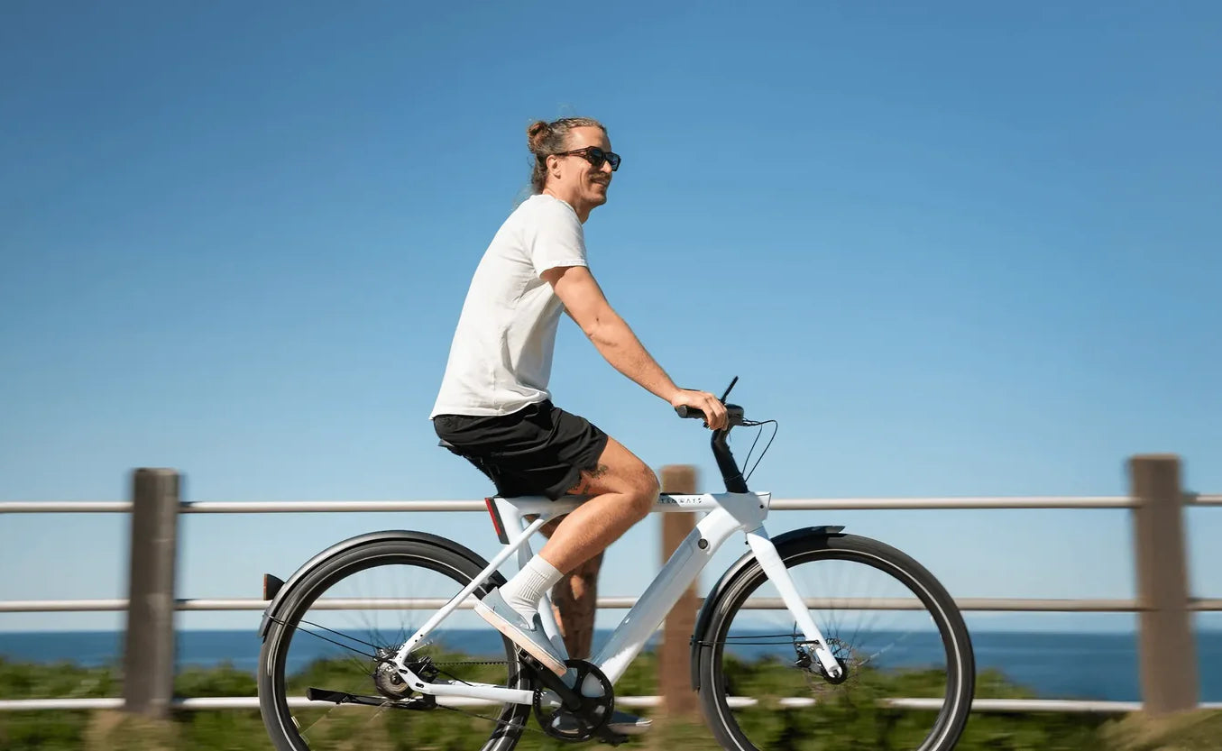 Nicolas répare un vélo électrique O2 Feel