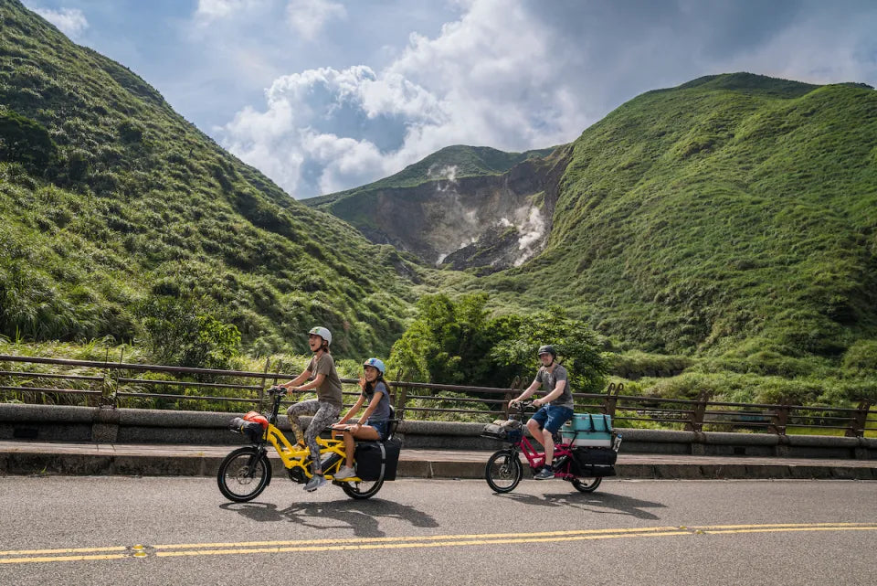 Nicolas répare un vélo électrique O2 Feel