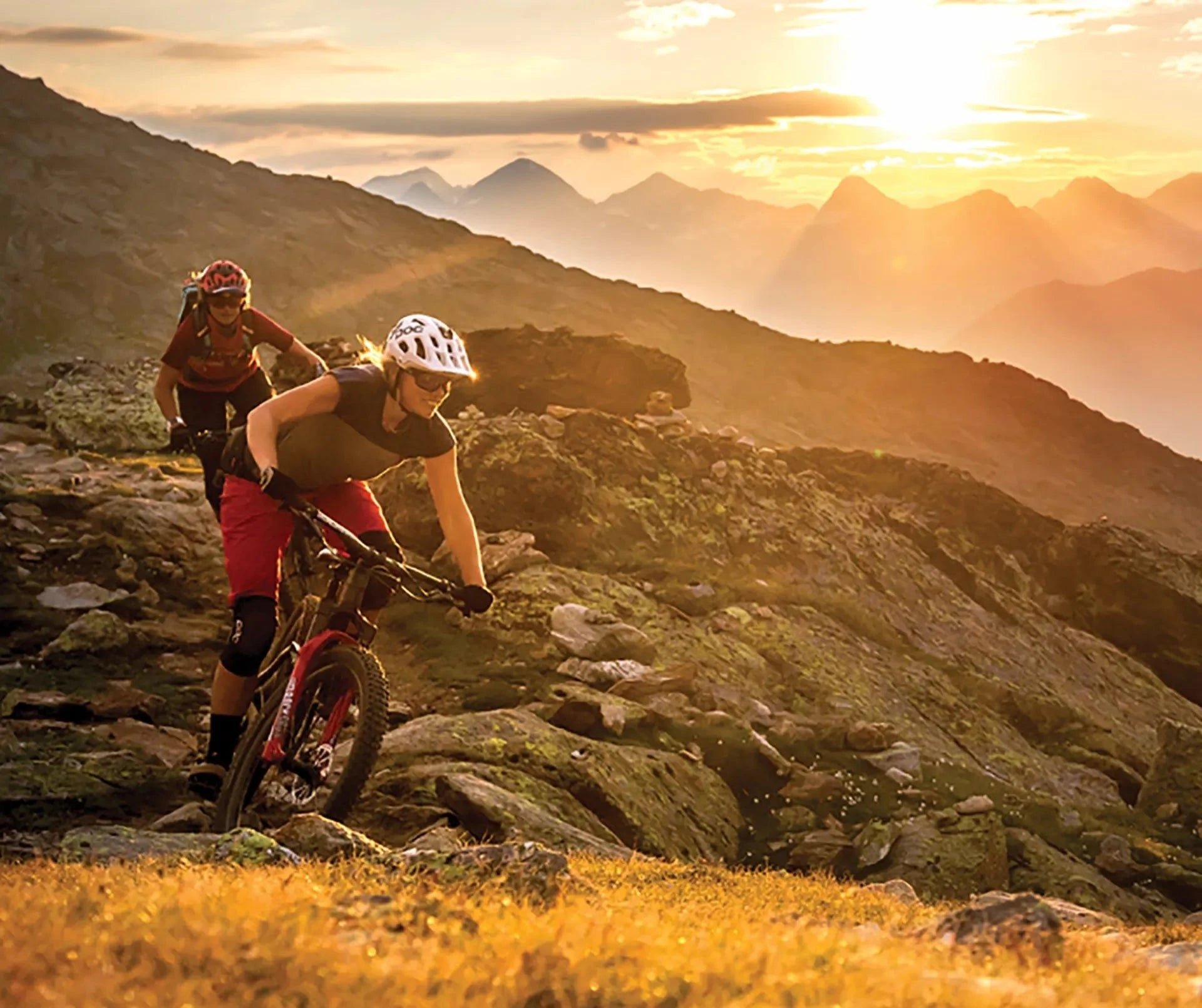 Nicolas répare un vélo électrique O2 Feel