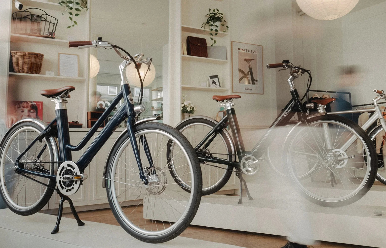 Nicolas répare un vélo électrique O2 Feel