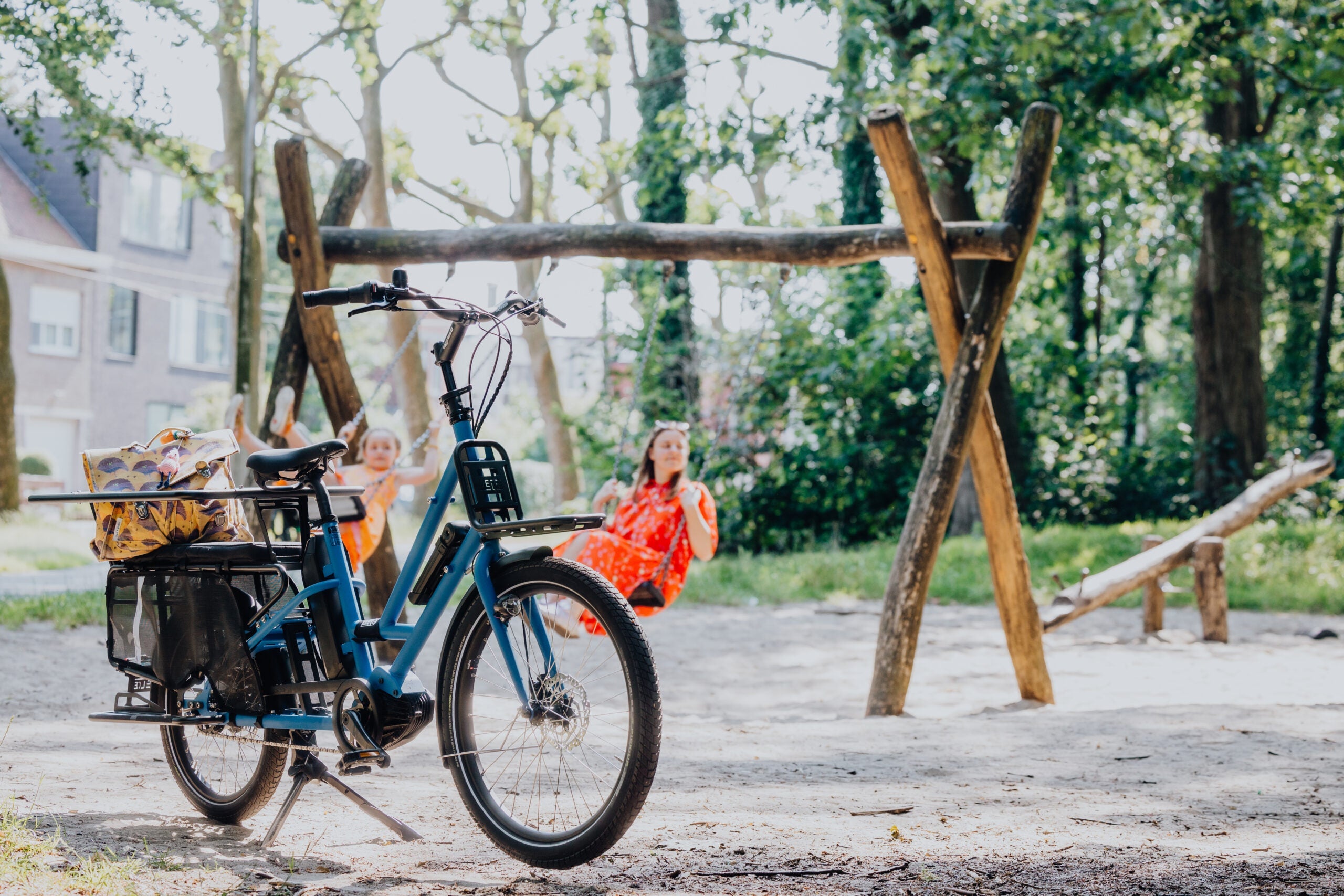Nicolas répare un vélo électrique O2 Feel