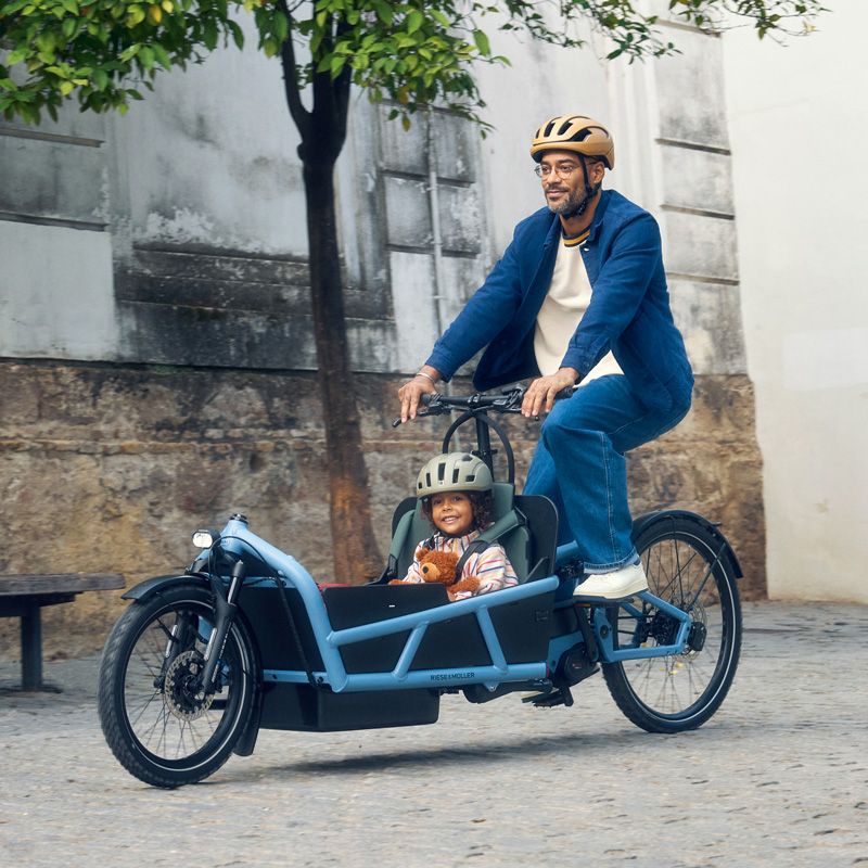 Nicolas répare un vélo électrique O2 Feel