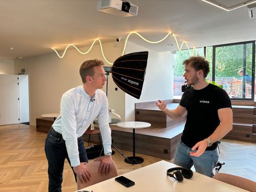 Videograaf geeft instructies aan klanten