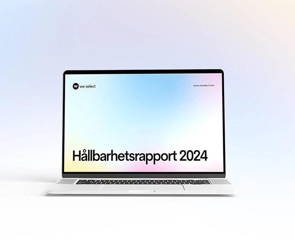 En bärbar datorskärm med ”Hållbarhetsrapport 2024” och We Select-logotyp på pastellfärgad bakgrund.