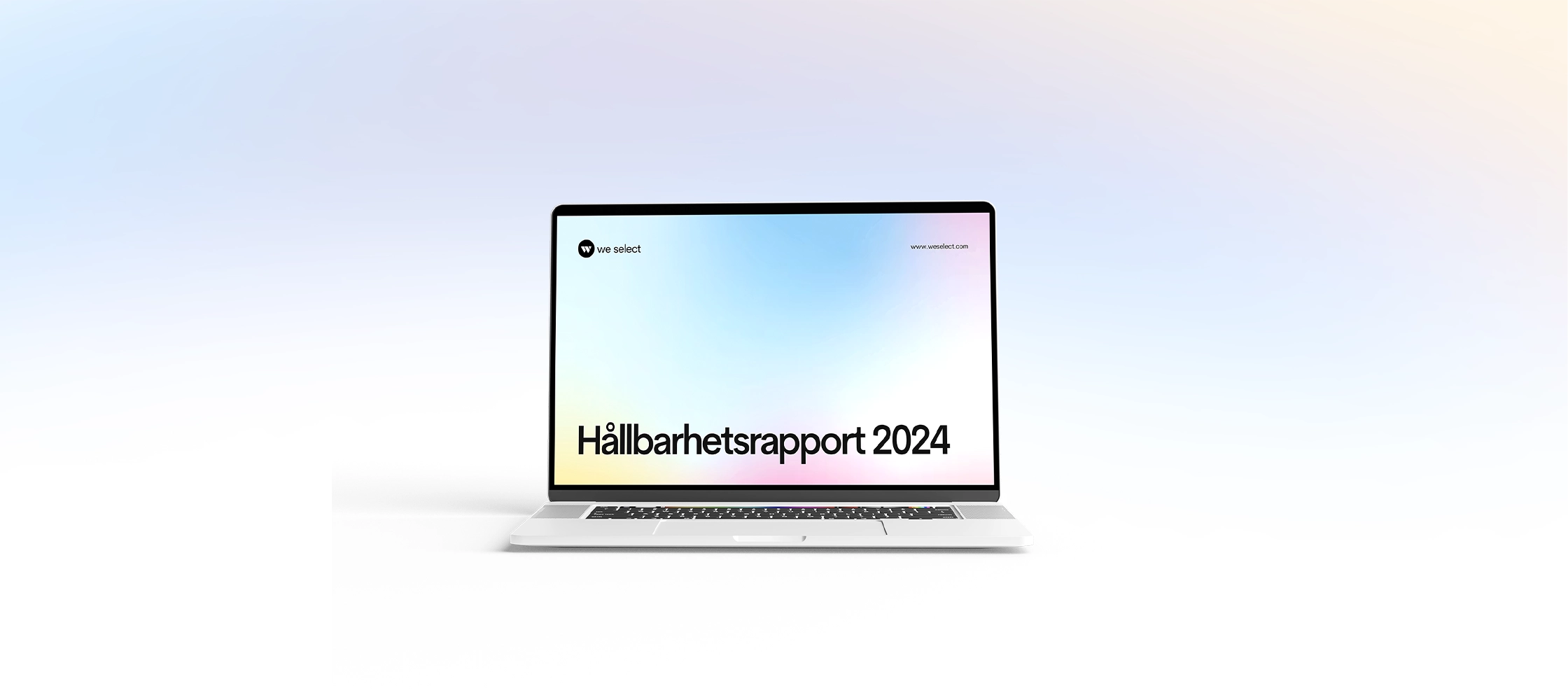 En bärbar datorskärm med ”Hållbarhetsrapport 2024” och We Select-logotyp på pastellfärgad bakgrund.