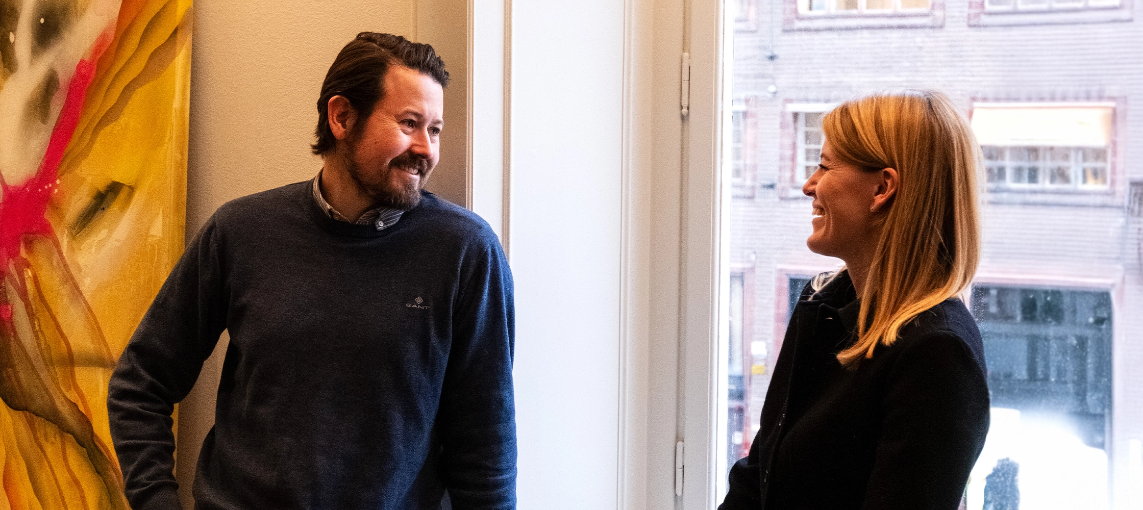 Patrik Jankevics, medgrundare av We Select och Alexandra Vult, VD på We Select ler mot varandra.