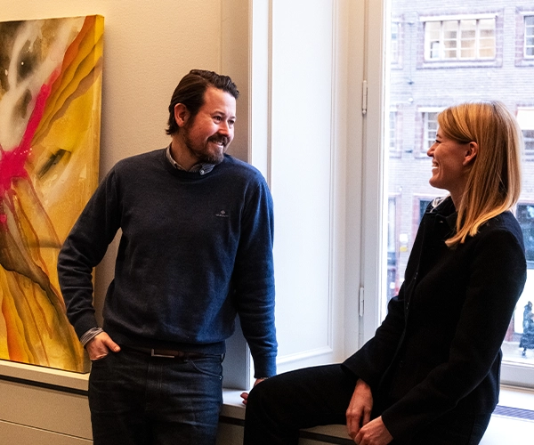 Patrik Jankevics, medgrundare av We Select och Alexandra Vult, VD på We Select ler mot varandra.