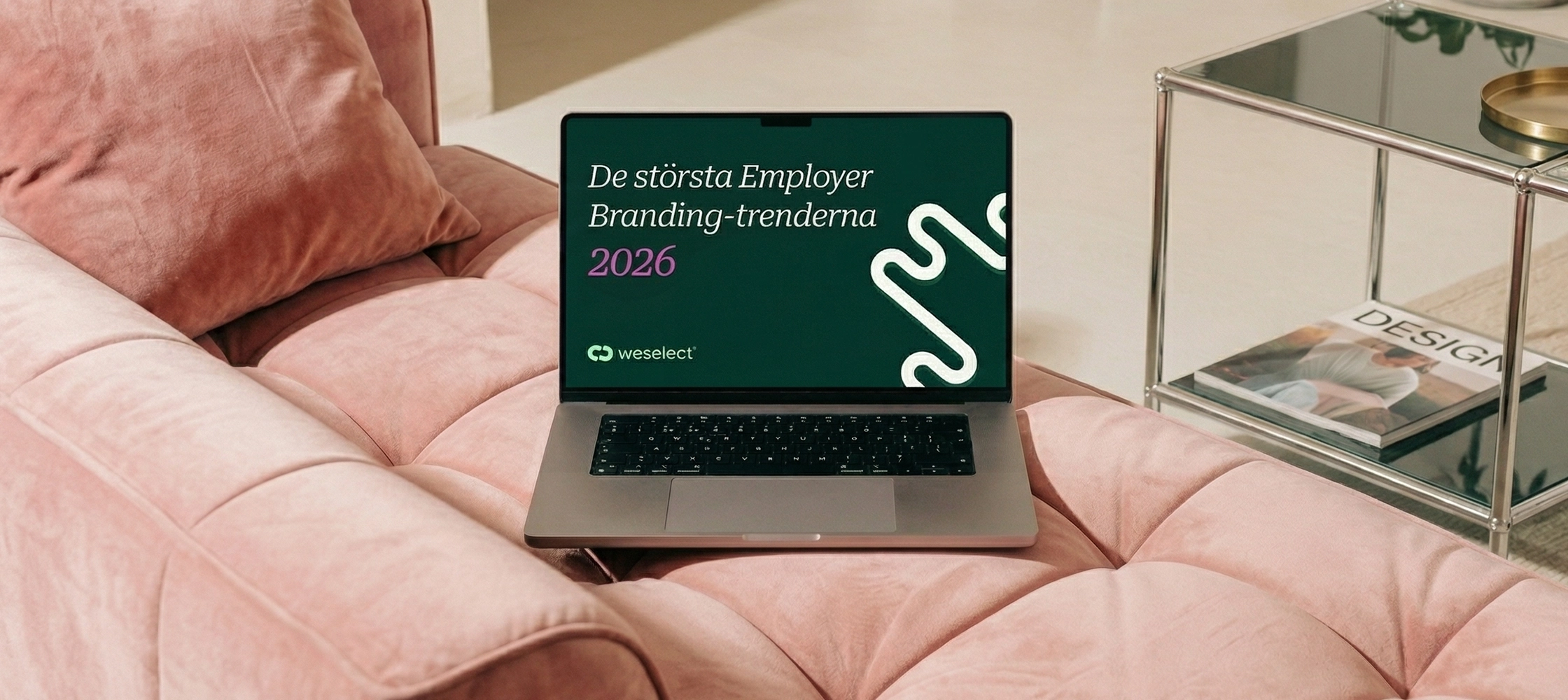 Laptop på en rosa soffa som visar omslaget till weselects e-bok "The Biggest Employer Branding Trends of 2026."