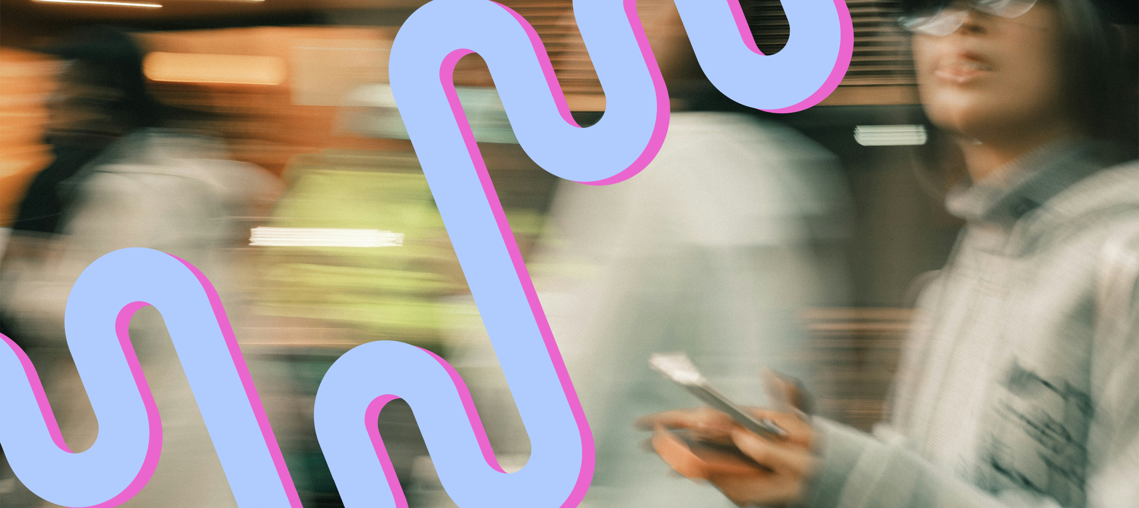 Suddig bild av människor i rörelse, en person håller en mobil. Blå och rosa slingor ligger över bilden.