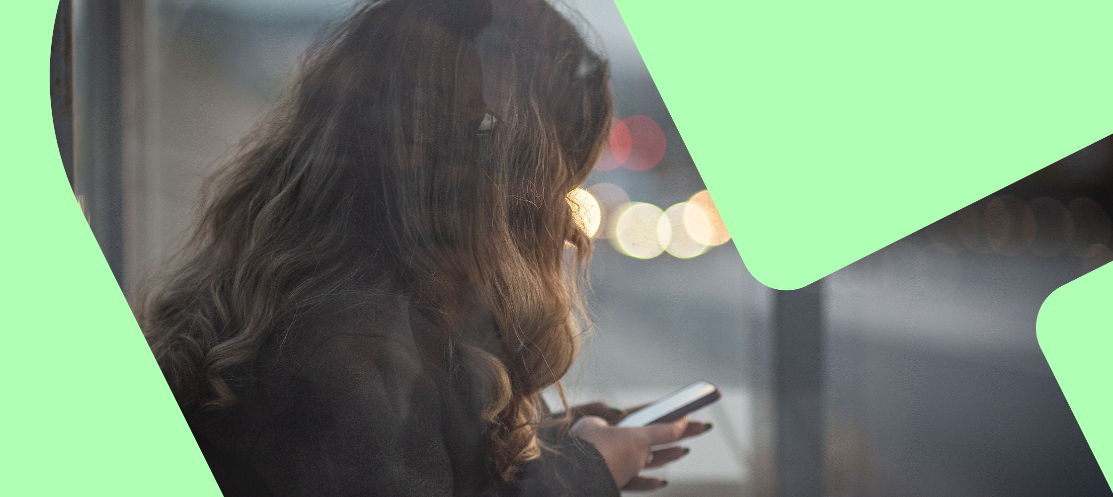 Kvinna som tittar på sin telefon vid en busshållplats med ett grönt grafiskt element ovanpå.
