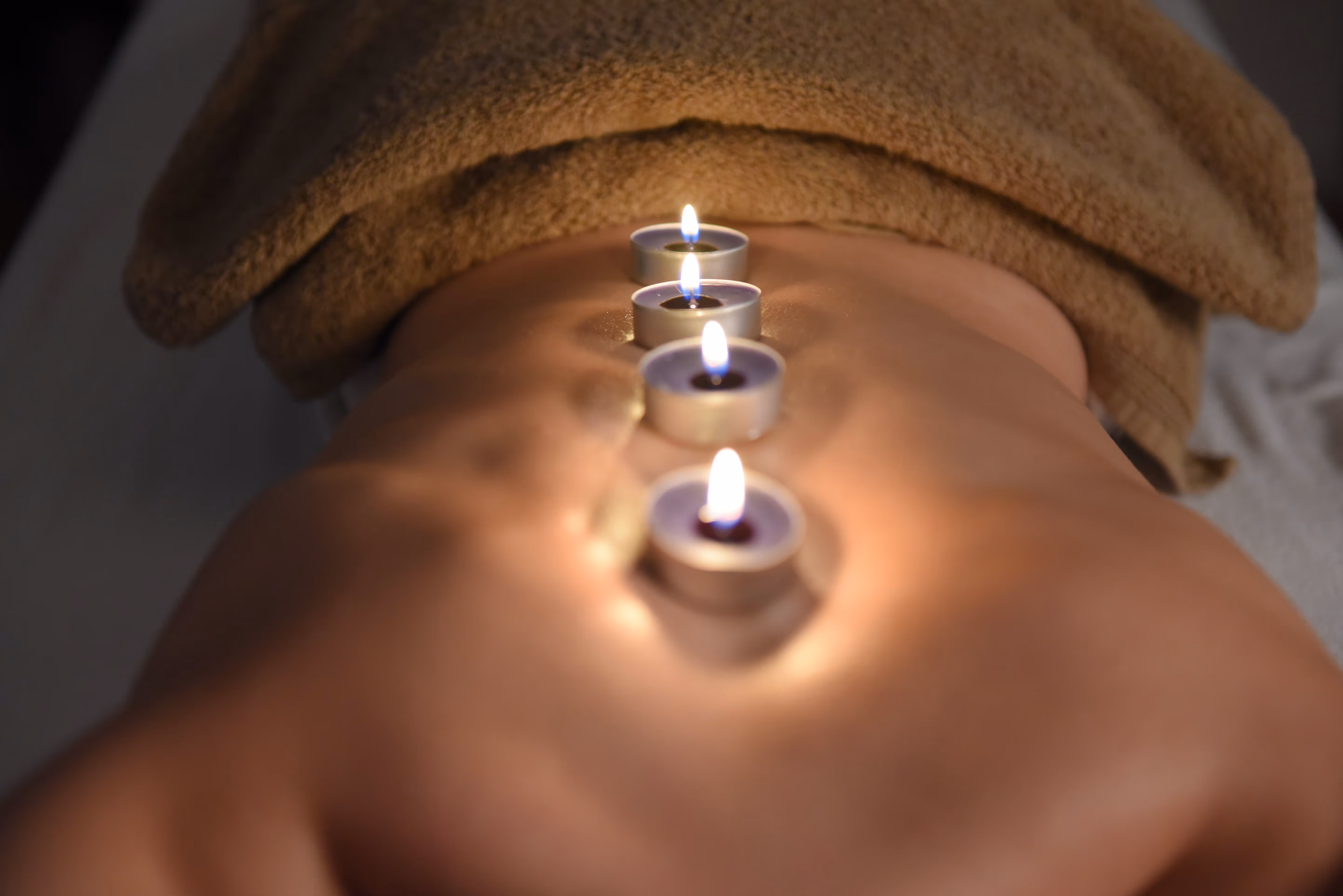 La madrina salon lepote masaza u kojoj se koriste svece za masazu ledja.