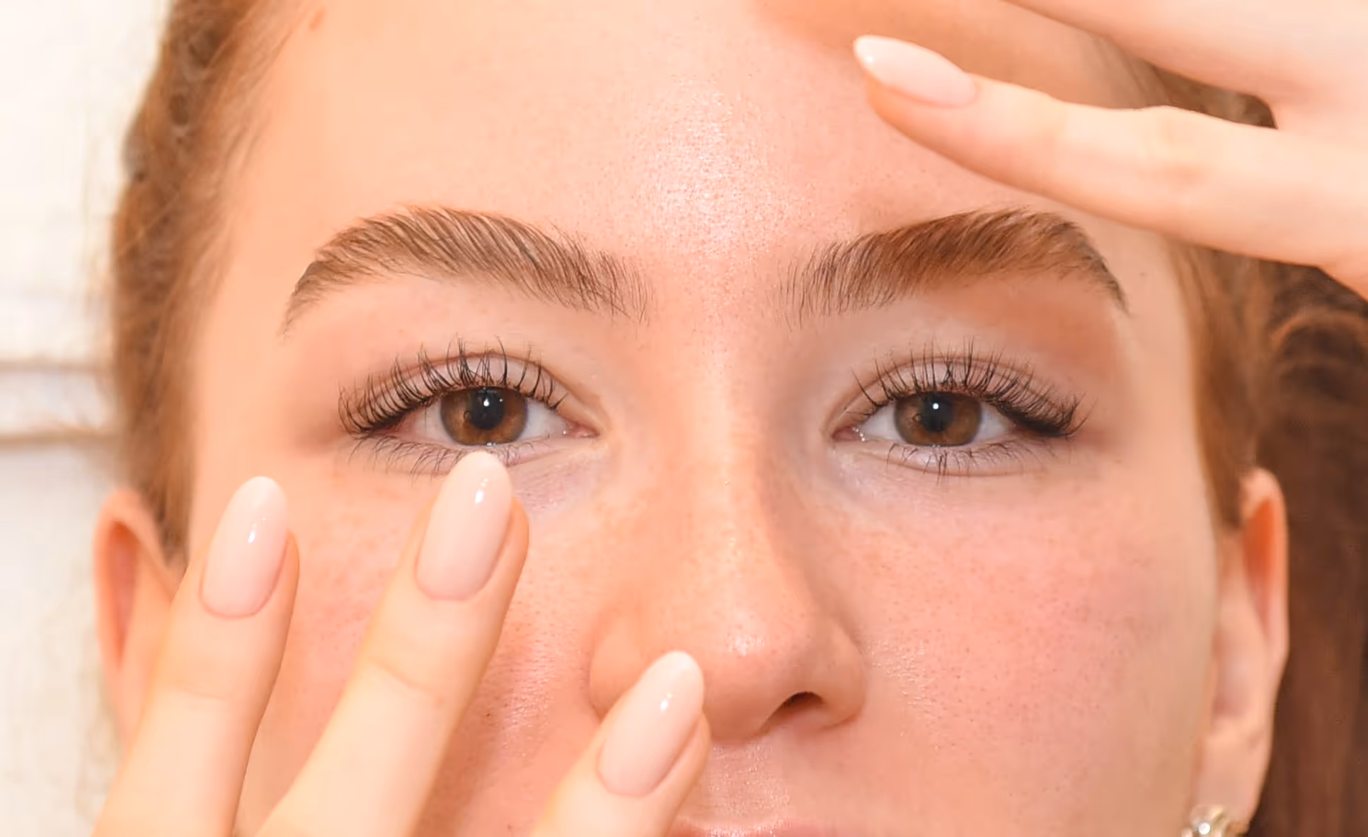 La madrina studio salon lepote, devojka smedjih ociju uradila bele nokte, sredila trepavice i obrve.