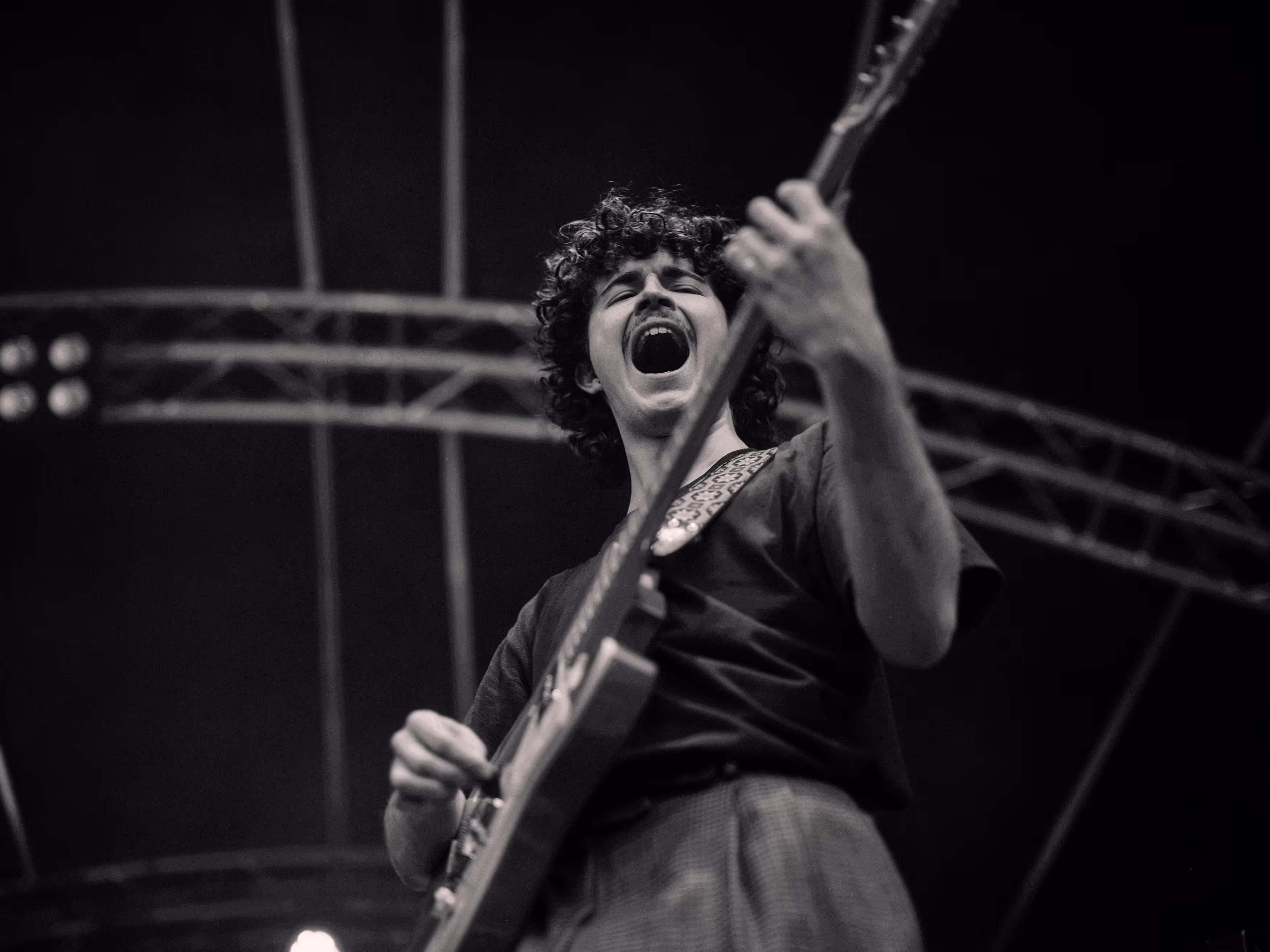 Lead Vocal von der Band «QELLER» David Keller an der Gitarre, fotografiert in schwarz Weiss