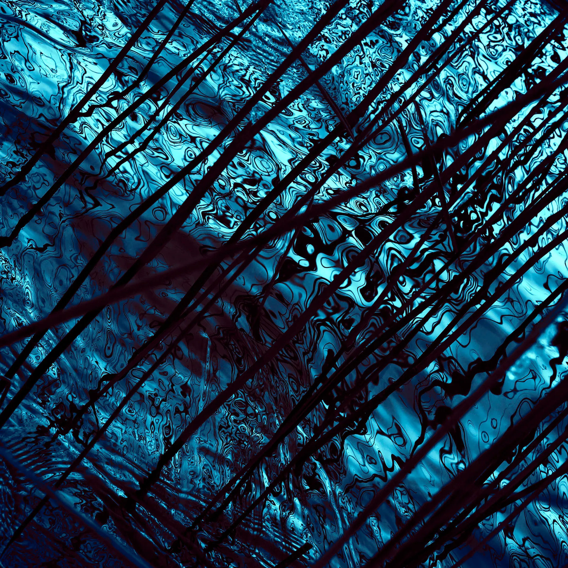 Abstraktes Bild einer Qualle mit langen Tentakeln vor einem leuchtend blauen, wellenförmigen Meereshintergrund.