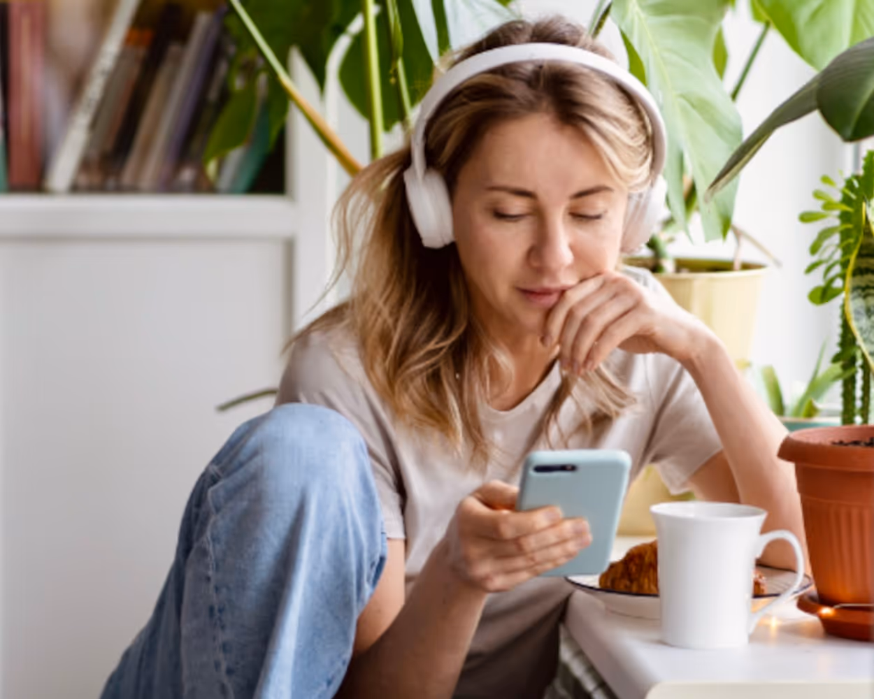 Kvinna som sitter och skickar en motion till styrelsen