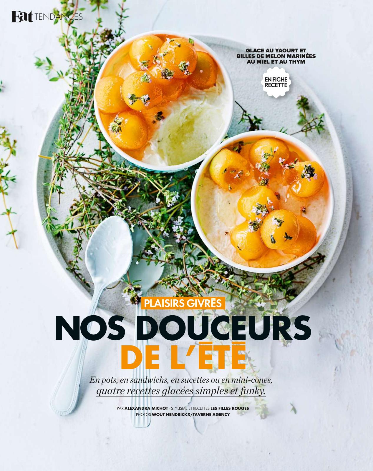 Couverture print ELLE à table Deux coupes de glace au yaourt garnies de billes de melon marinées au miel et au thym, présentées sur une assiette blanche avec des branches de thym frais. Une cuillère repose à côté sur l'assiette. Texte superposé indiquant : "Nos douceurs de l’été - Glace au yaourt et billes de melon marinées au miel et au thym".