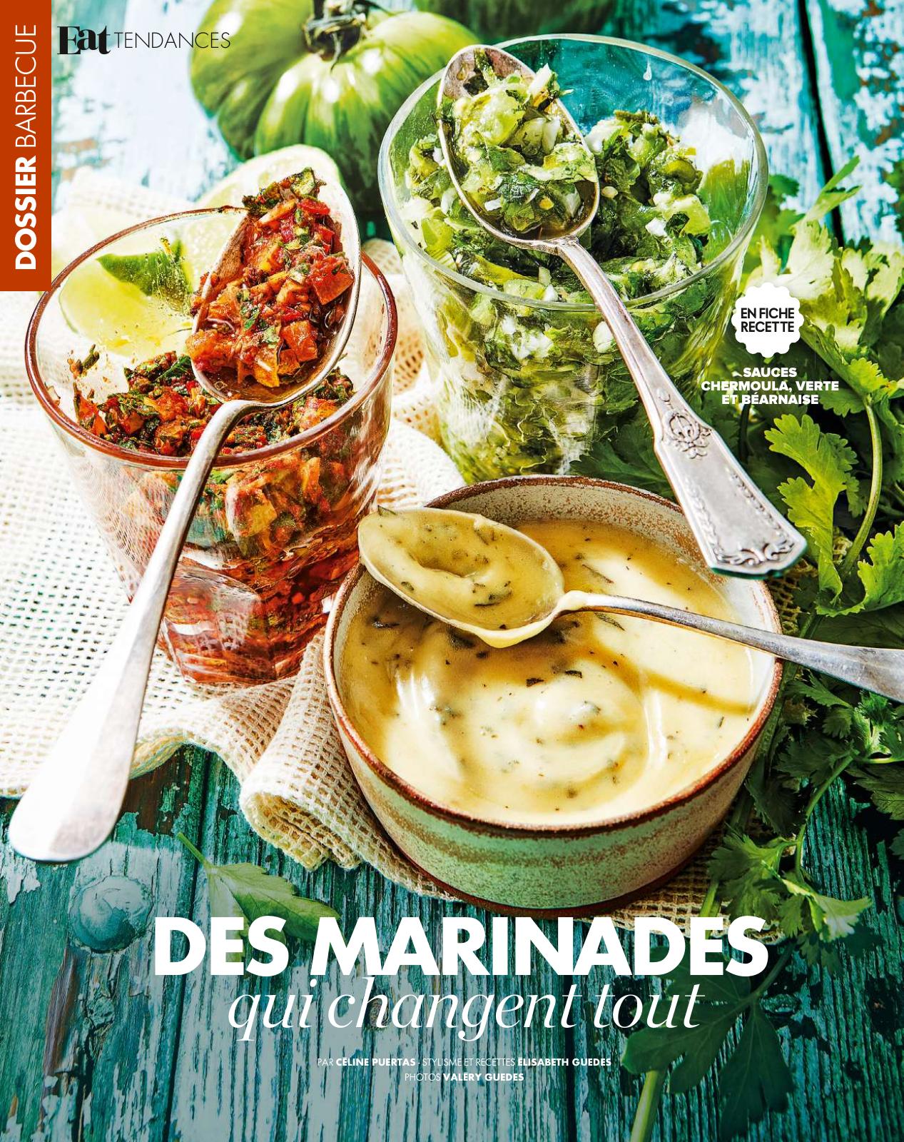 Couverture print ELLE à table : Trois verres et bols contenant des sauces marinades : à gauche une sauce rouge aux herbes (type chermoula), au centre une sauce verte hachée (chermoula verte), et en bas une sauce jaune onctueuse (type béarnaise). Chaque contenant est accompagné d’une cuillère. Décor rustique avec planche en bois colorée et herbes fraîches.