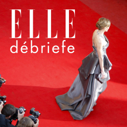 Visuel du podcast ELLE débriefe du magazine ELLE. Une femme en robe de soirée grise marche sur un tapis rouge, photographiée de dos par plusieurs photographes. En haut à gauche, le logo ELLE en lettres blanches, suivi du mot « débriefe » en minuscules blanches.