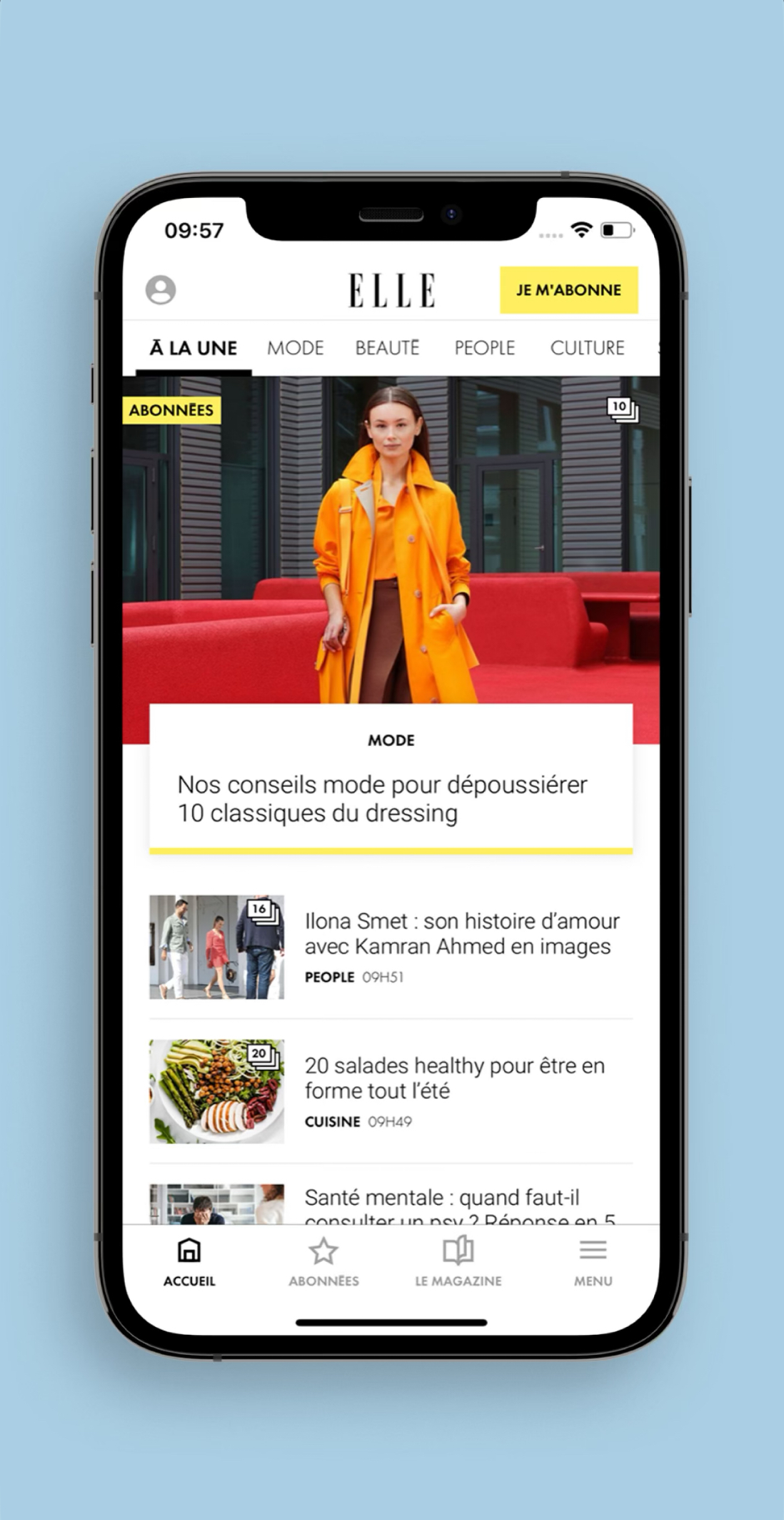  l’application mobile ELLE affichée sur un smartphone. L’interface montre la section « Mode » avec plusieurs articles mis en avant : un comparatif entre panier de plage en paille et cabas en tissu, une sélection de 20 bracelets de cheville pour l’été, les 5 tendances robes d’été 2022, et 5 alternatives aux chaussures Birkenstock. Le menu du bas comprend les onglets : Accueil, Abonnées, Le Magazine, et Menu.