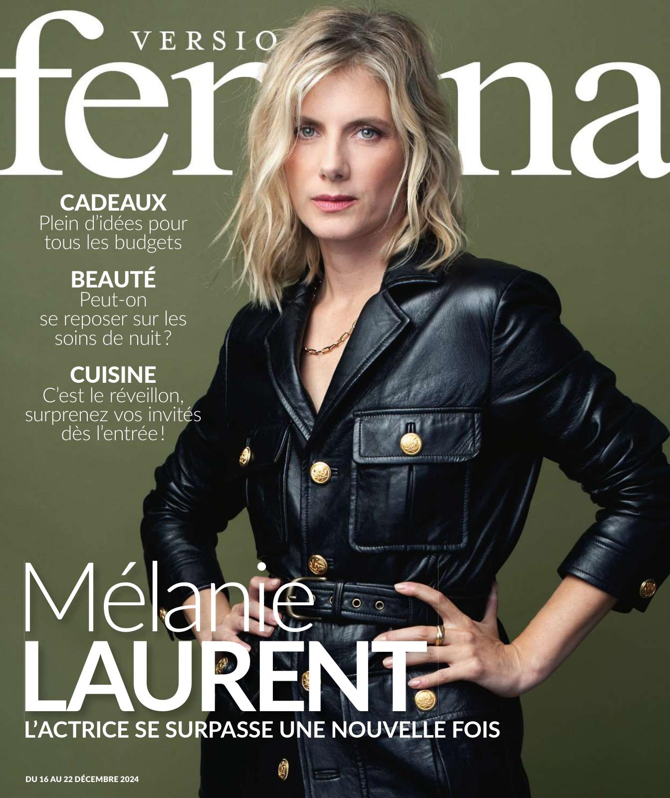 Couverture du magazine Version Femina. Au centre, Mélanie Laurent, en veste noire en cuir à boutons dorés, regarde l’objectif, les mains sur les hanches.