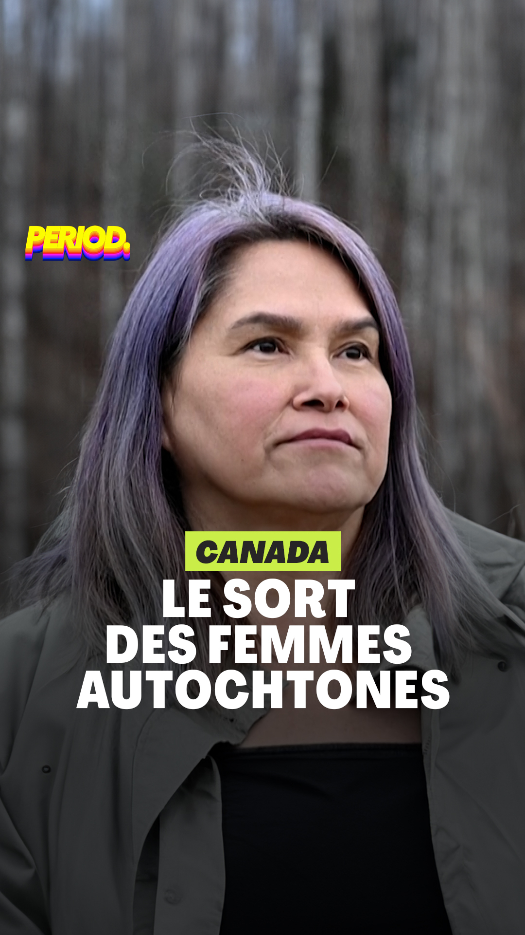 Une femme autochtone aux cheveux gris violets, regardant au loin, se tient devant une forêt floue. Le texte sur l'image indique : « Canada - Le sort des femmes autochtones ». En haut à gauche figure le logo coloré du média Period.