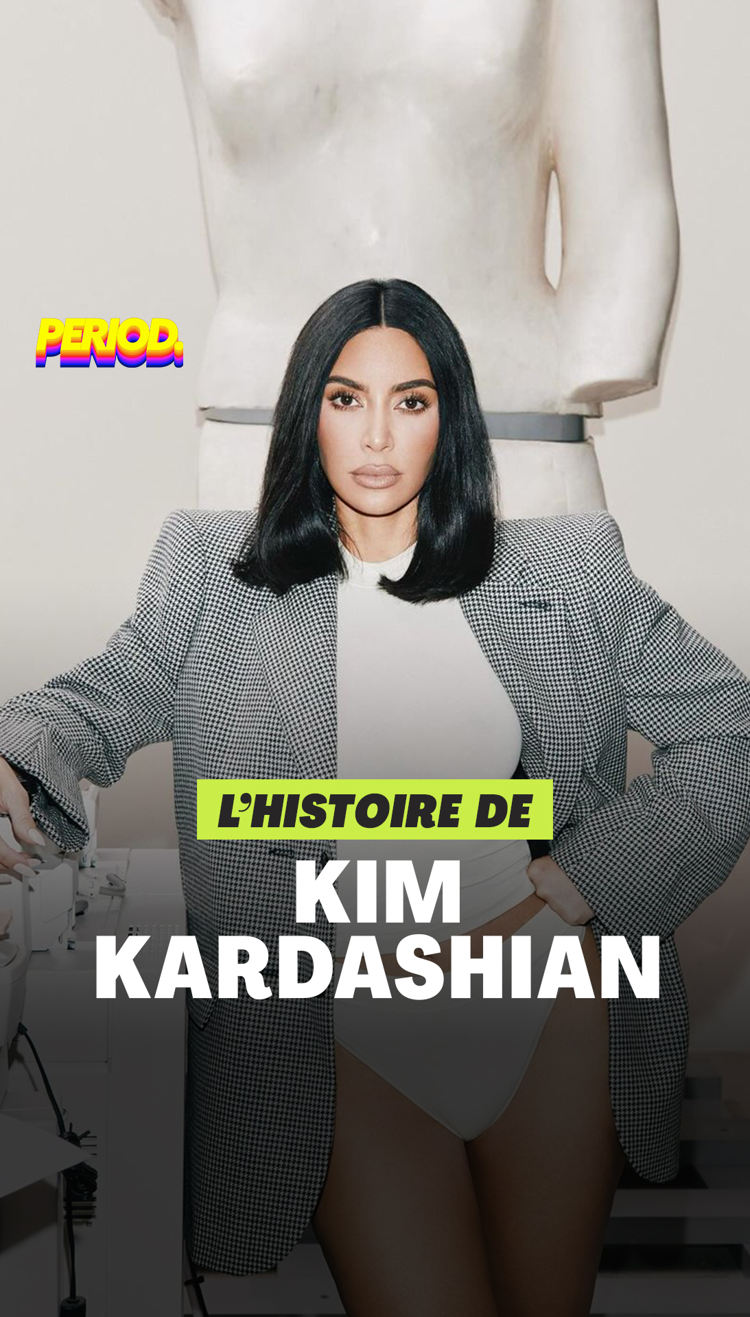 Kim Kardashian, habillée d’un blazer à carreaux et d’un body blanc, pose assise devant une grande sculpture blanche. Le texte au centre de l’image indique : « L’histoire de Kim Kardashian ». Le logo Period est visible en haut à gauche.