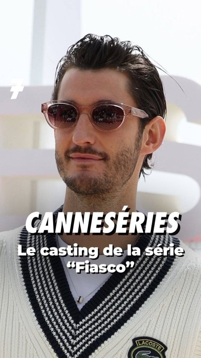 Visuel de type story ou publication Instagram présentant un homme en lunettes de soleil et pull en maille blanc avec un écusson Lacoste, sur un fond extérieur lumineux. Le texte superposé indique : « CANNESÉRIES – Le casting de la série Fiasco ».