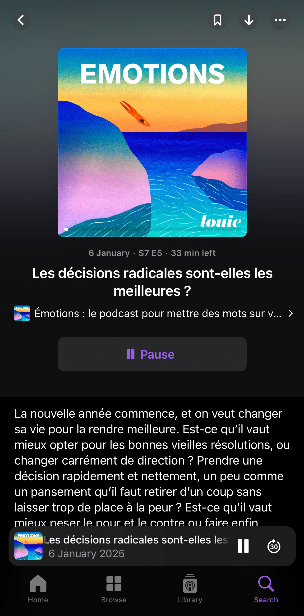 Interface de lecture d’un épisode du podcast Émotions sur une application mobile. L’épisode s’intitule « Les décisions radicales sont-elles les meilleures ? », avec un visuel coloré représentant un plongeon dans la mer au coucher du soleil. Le bouton « Pause » est activé et le texte de l’épisode s’affiche en bas de l’écran.
