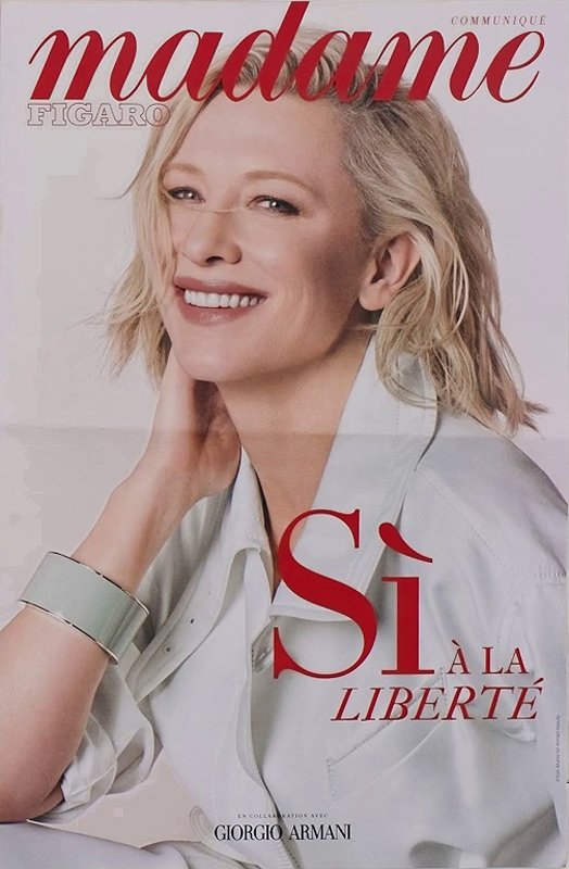 Cate Blanchett pose en chemise claire, le sourire aux lèvres, sur la couverture de Madame Figaro. Le titre de la campagne "Sì à la liberté" s'affiche en rouge, en collaboration avec Giorgio Armani.